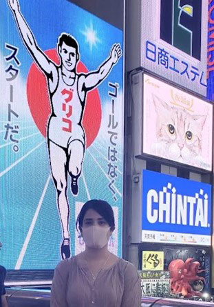 Frente a letrero Glico Dotonbori Osaka