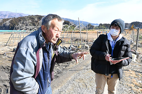産直の生産者農家を訪問し、インタビューしている様子