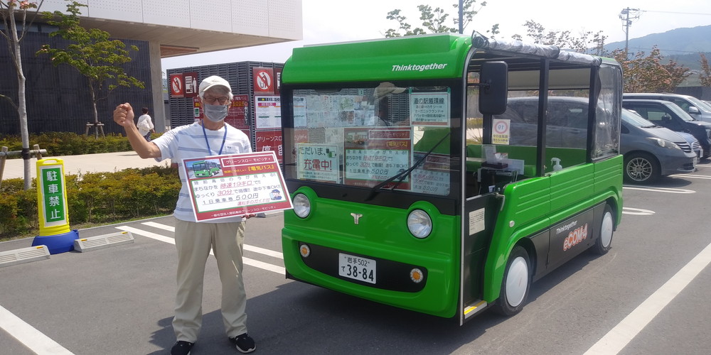 市内を走るグリーンスローモビリティ