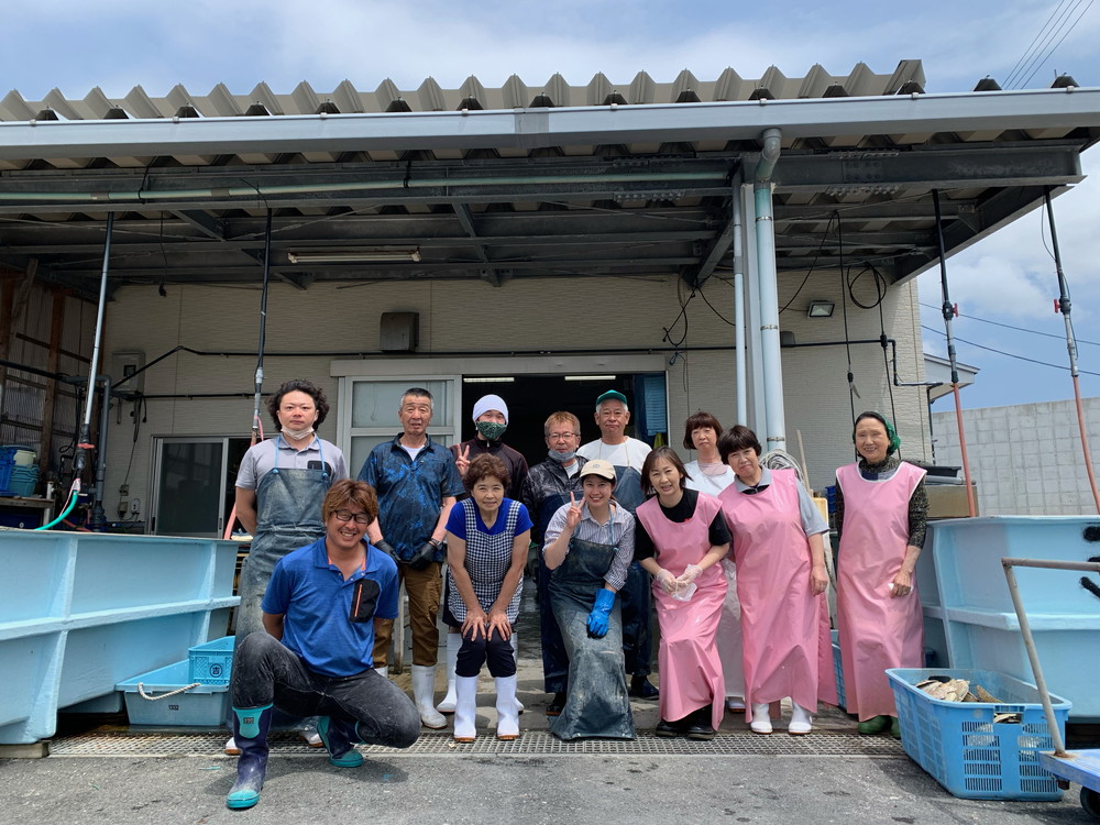 お世話になった牡蠣養殖漁師さん達と。牡蠣の梱包や間引き作業を手伝いました。