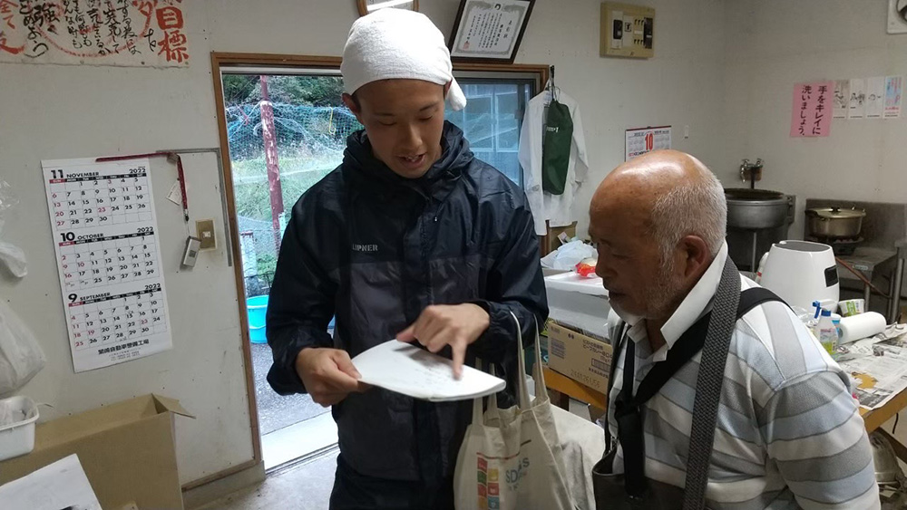 ヤマメ養殖業の方へのインタビューの様子