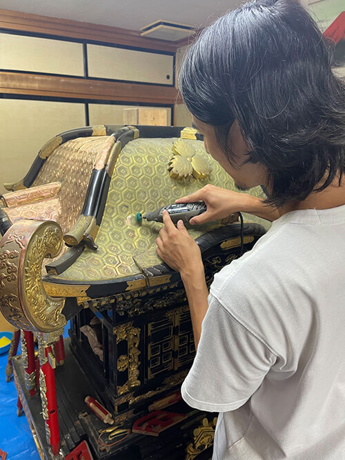 若者がいなくなり長年使われていなかった神輿を修復する実習生（芦澤実習生・海士町）
