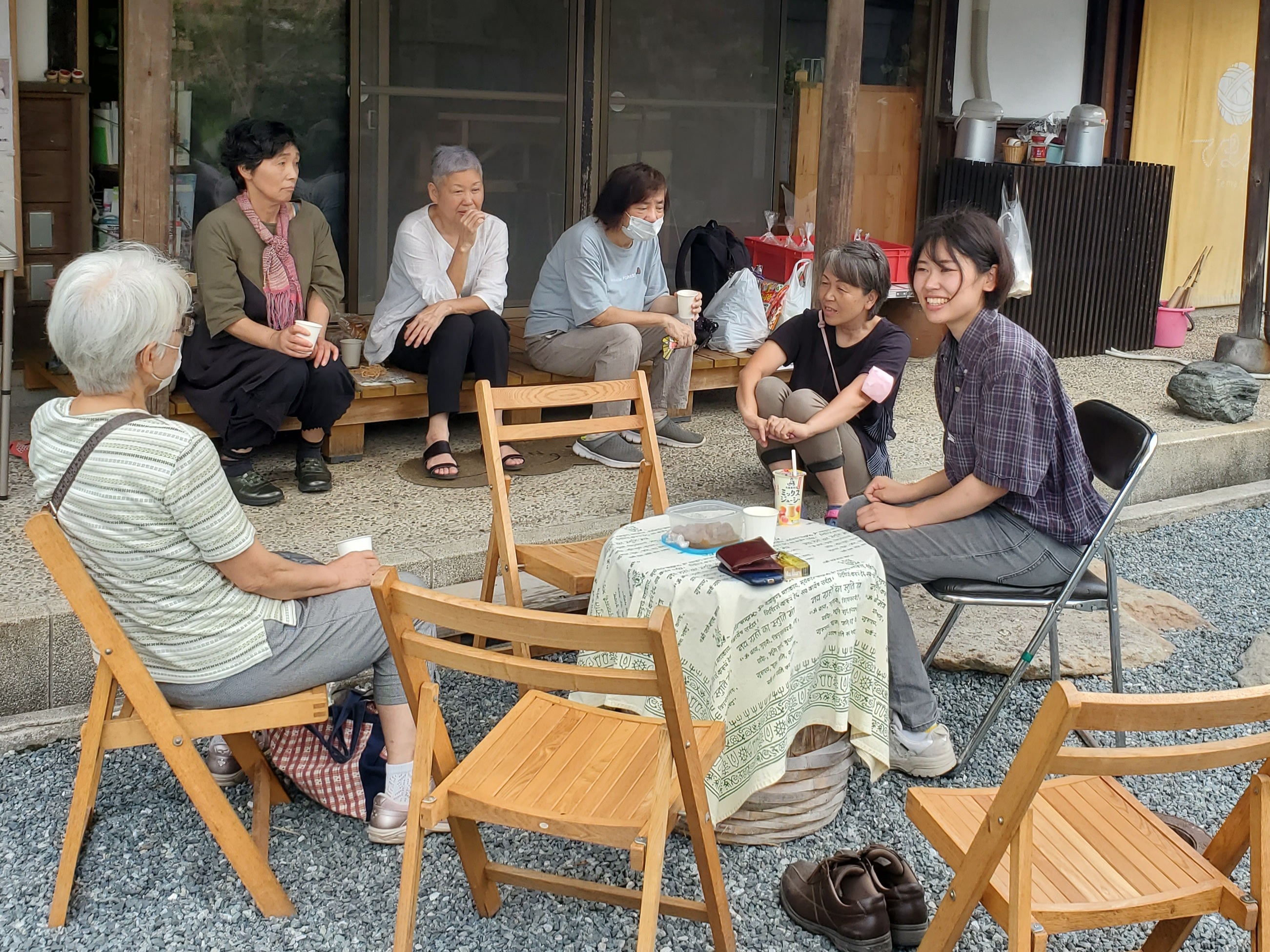 活動中おやつを食べながら地域の方のニーズも聞いています