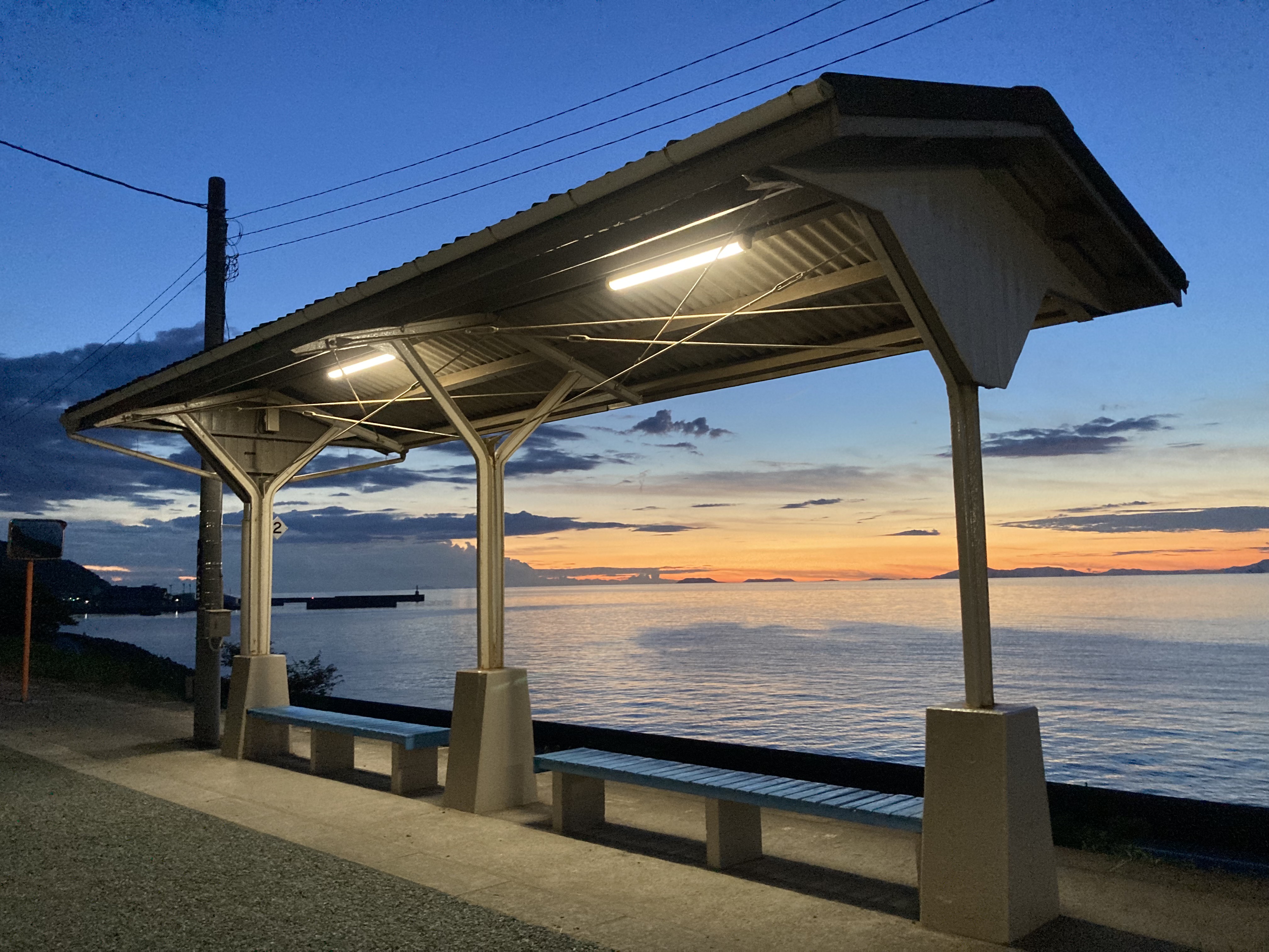 夕焼け時の下灘駅