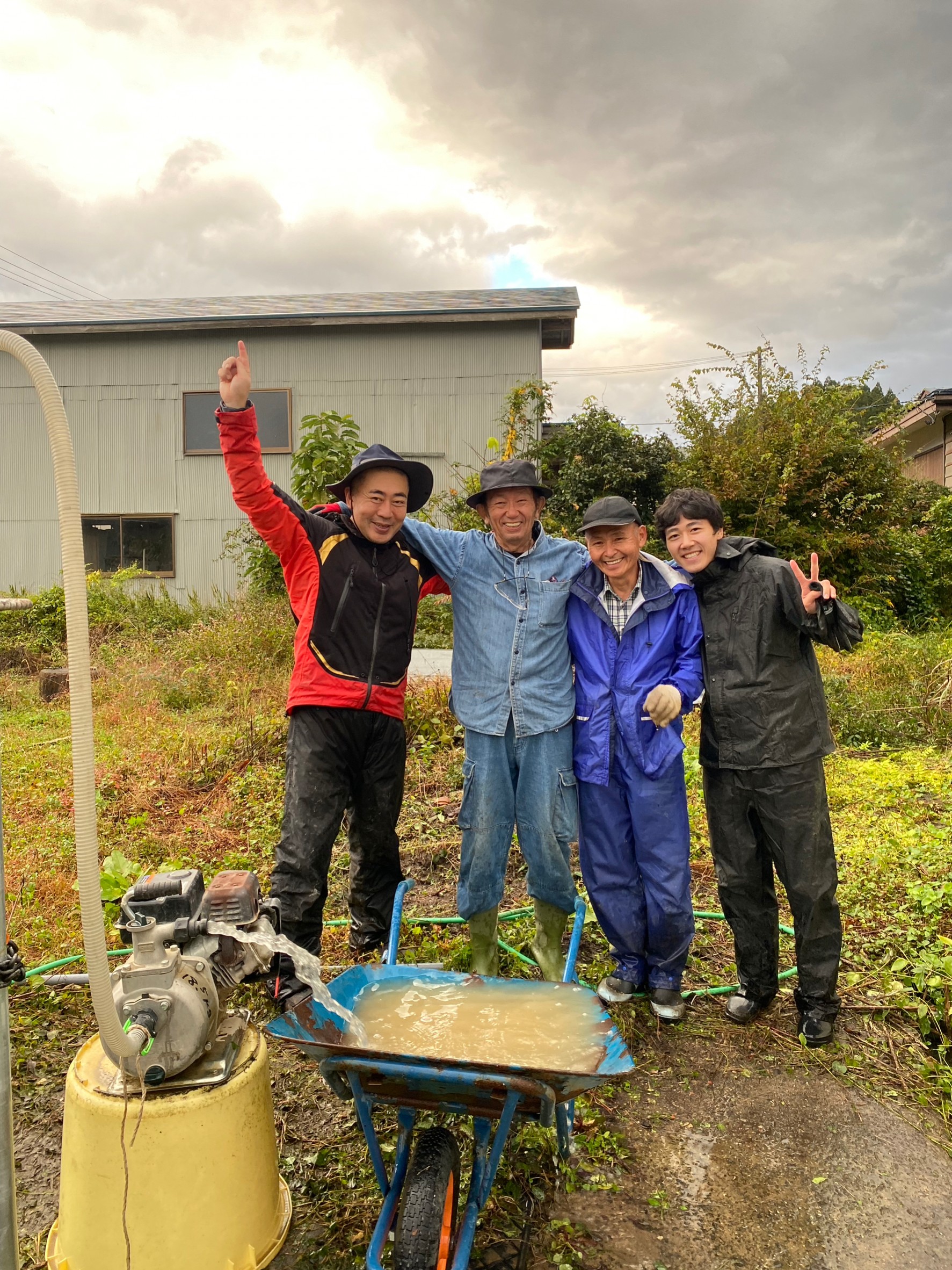 井戸を一緒に掘って、水が出た！