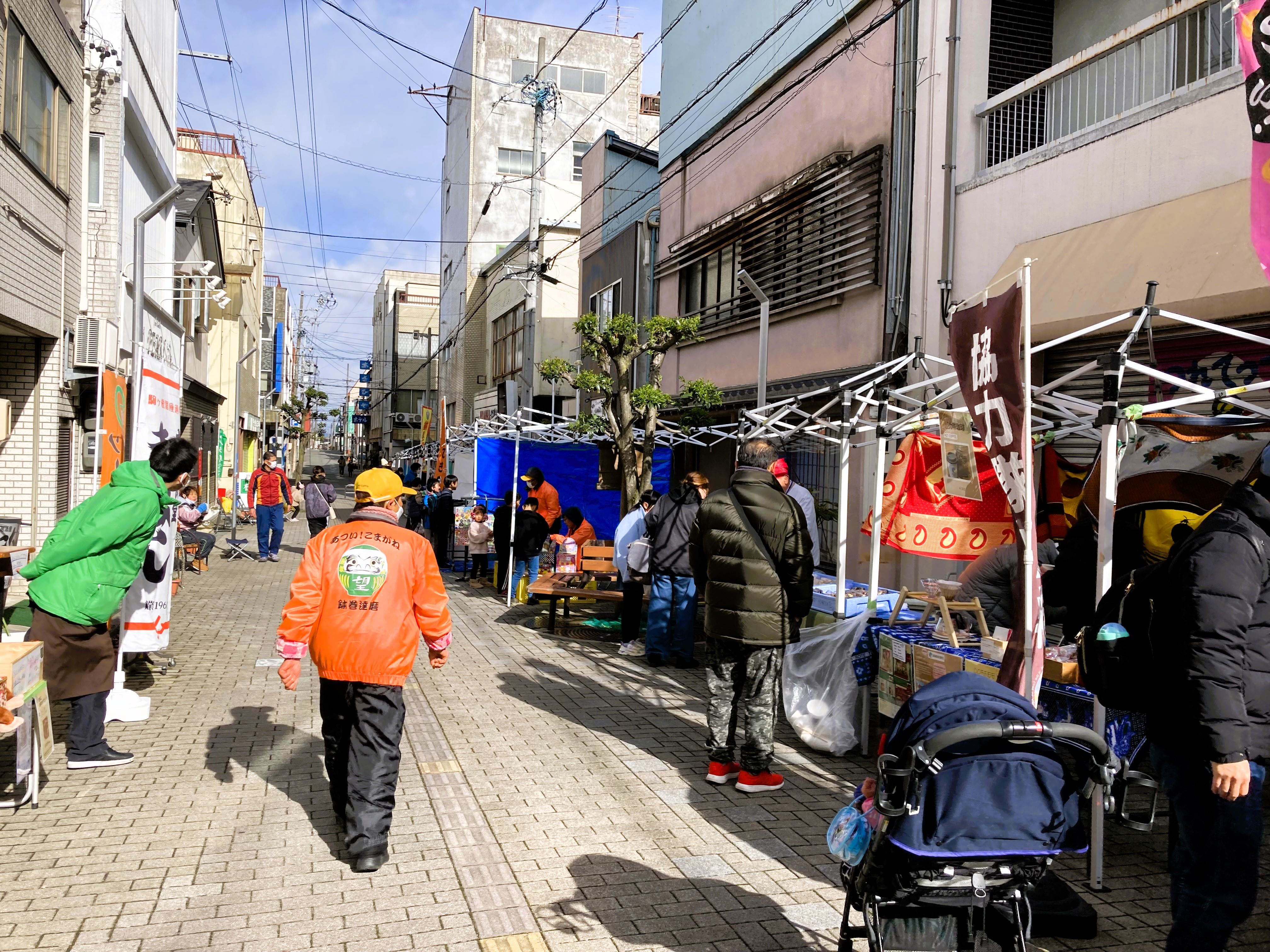 商店街で毎月開催されている「すくすく縁日」の様子