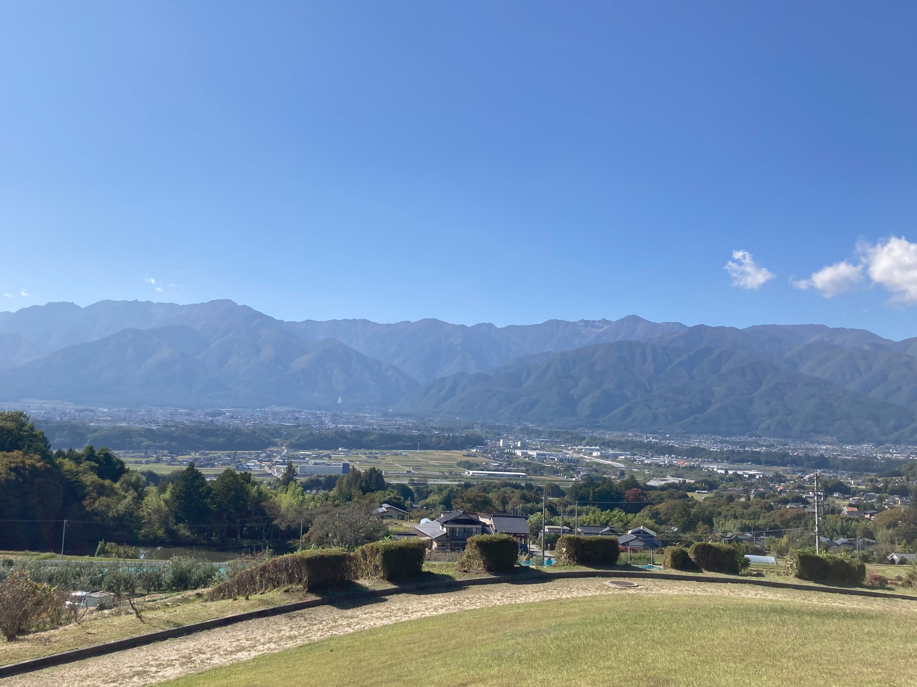 ふるさとの丘から望む駒ヶ根市街地と駒ヶ岳