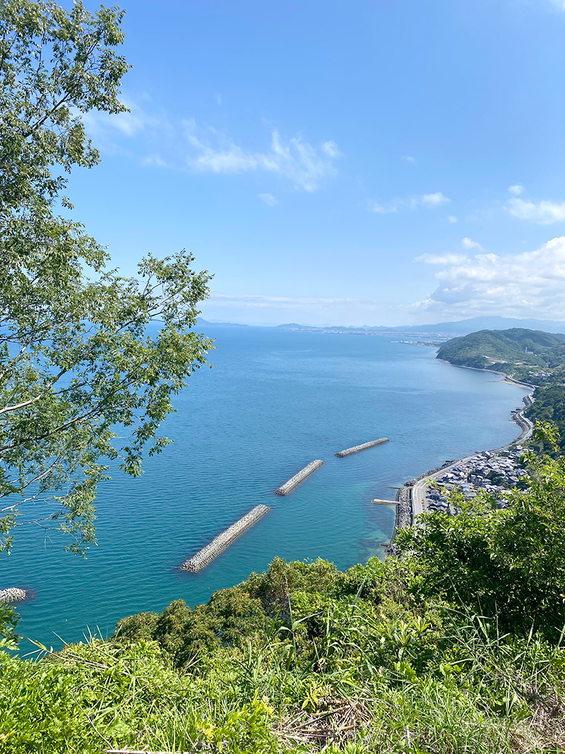 本尊山山頂から見る双海の海