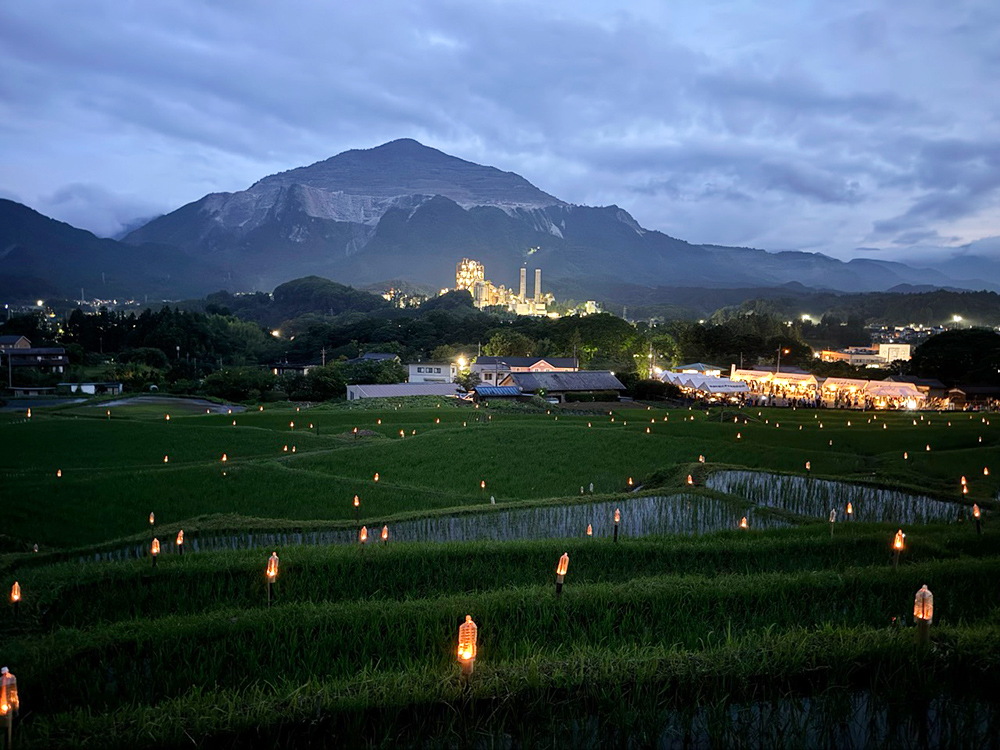 横瀬町から見る寺坂棚田越しの武甲山