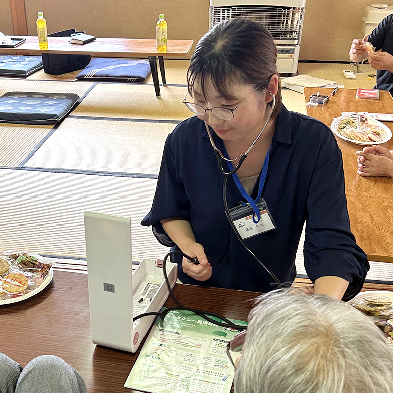 健康相談会での血圧測定