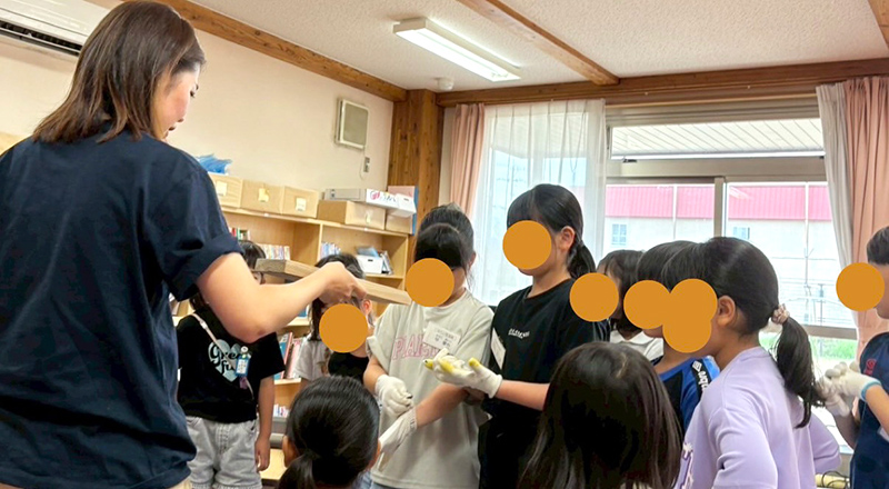 こどもたちと端材を使用して看板づくり