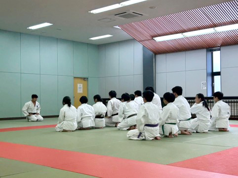 地元の子供達に柔道の指導