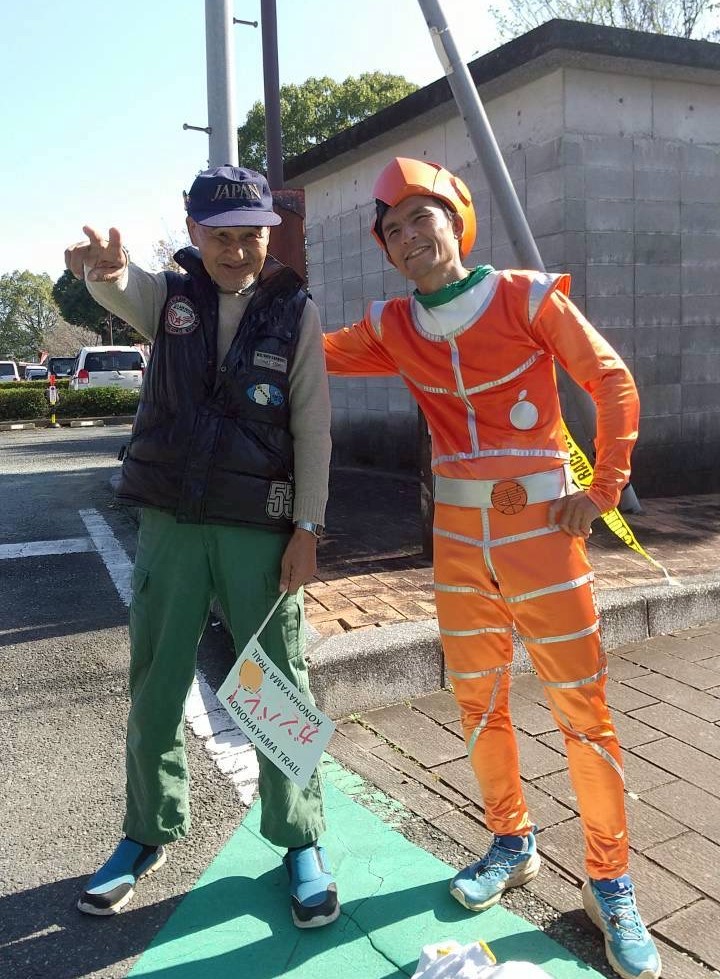 応援に来た町民の方とオレンジャーに扮した私