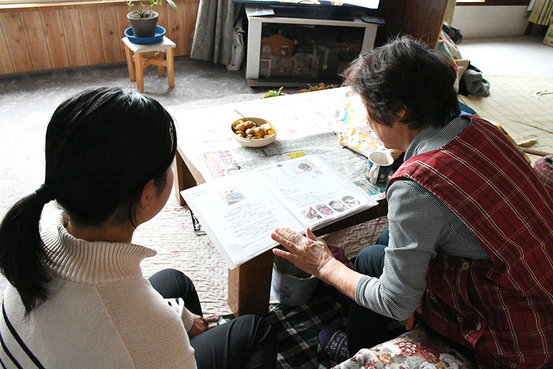 料理本を町民が見ている様子