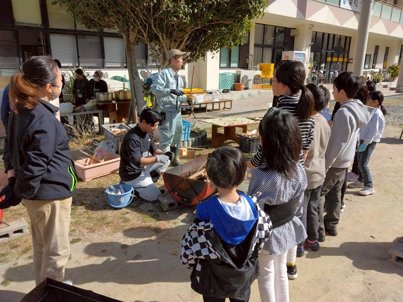 子ども向けの外遊びイベントの一風景