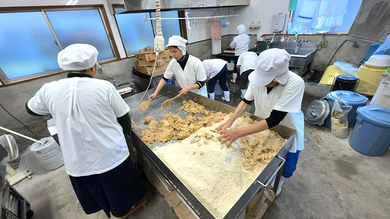 集落の皆さんと味噌作りの様子
