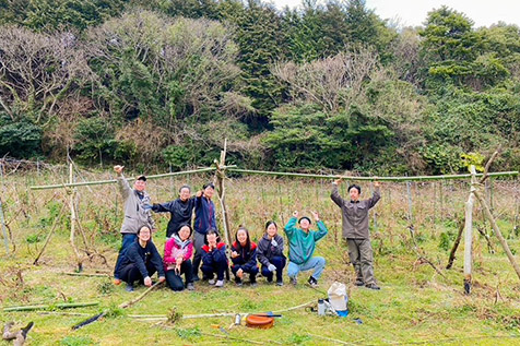 ぶどう園での一コマ、皆で自然に優しいハデ作りに挑戦しました