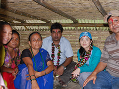 立ち上げたばかりのブータン難民とネパール人共同のヤギ飼育グループを訪問