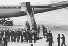 1966年（昭和41）2月22日、フィリピンに出発する12名の青年海外協力隊員1期生たち