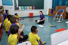 日本の歌や手遊びをベトナムの子どもに教える清水さん