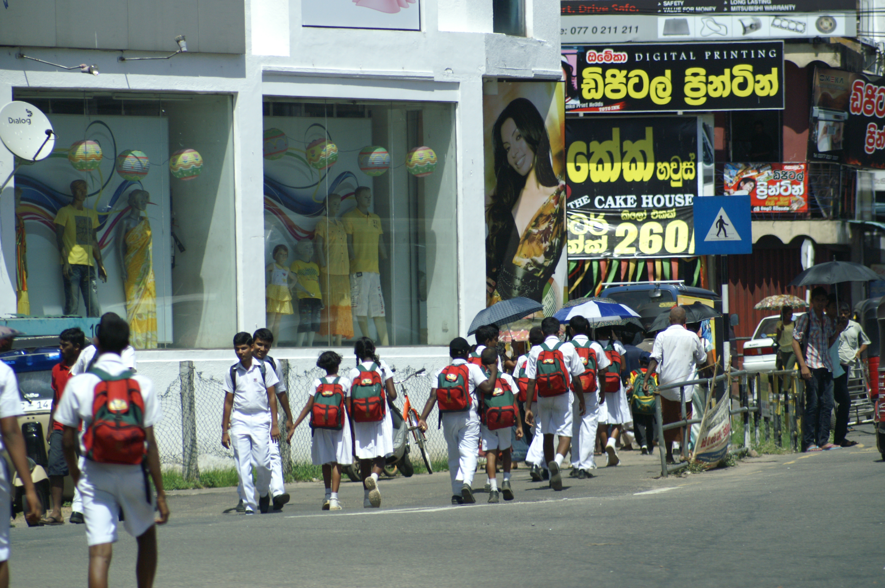 スリランカの街並みと子ども