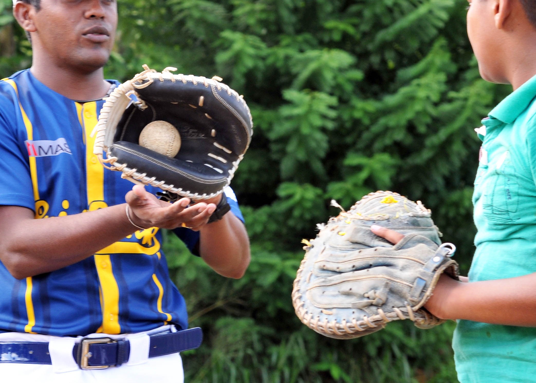 野球をするスリランカの人々