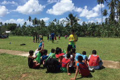 学校巡回で子どもたちにサッカーの指導をする土屋さん