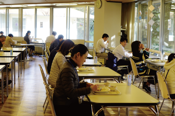 食事は同じ方向を向いて座り黙食