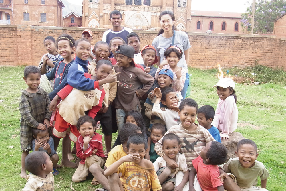 マダガスカルで、活動先のコミュニティセンターに集まる子どもたちと石塚さん　