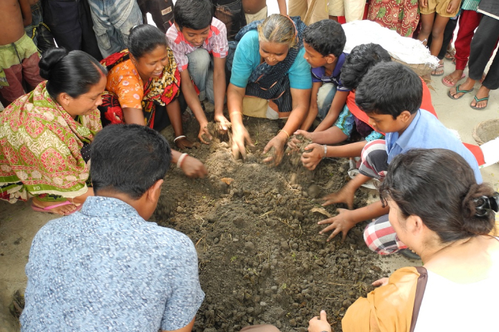 村の人たちと一緒にミミズ堆肥作りを行った