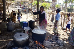 祭りの準備でご飯を炊く女性