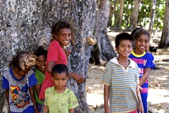 東ティモールの子どもたち。日常生活ではテトゥン語を使うことが多いが、学校の授業はポルトガル語で行われている＝2015年（石山さん提供）