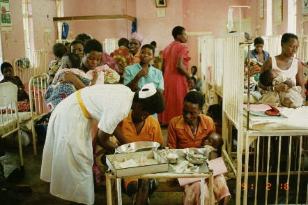 マラウイの小児病棟。医療品、注射器などは慢性的に不足している
