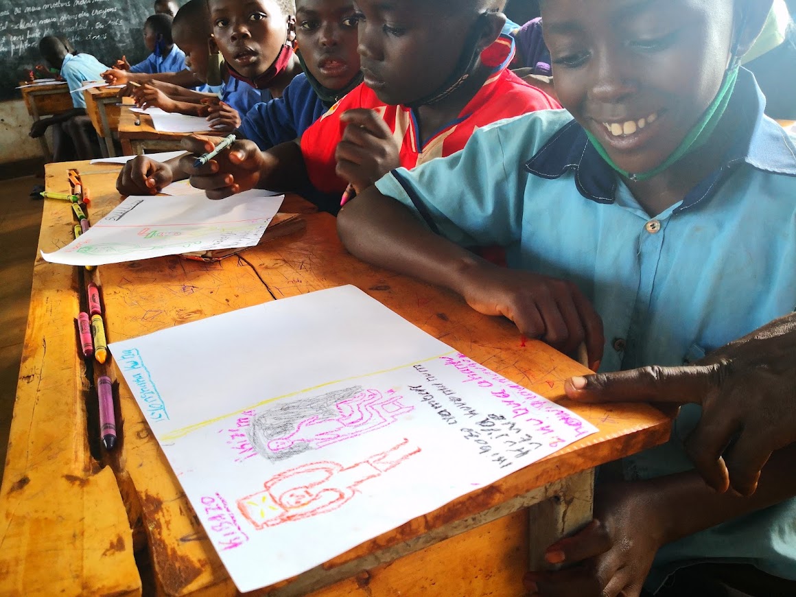 寄付で買ったクレヨンと画用紙に、将来の夢などを描いたルワンダの子どもたち。