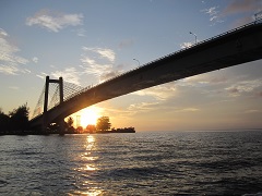 2002年に開通した、日本・パラオ友好の橋。パラオ共和国の旧首都コロール島とバべルダオブ島を結ぶ （伊藤さん提供）