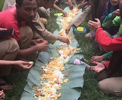 クラブ活動の昼休み。バナナの葉っぱの上にご飯とおかずを広げて、生徒たちと一緒に昼食を取る（立崎さん提供）