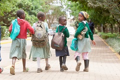 ケニア・ジョモ・ケニヤッタ農工大学を横切る地元の小学生
（写真提供：久野真一/JICA）