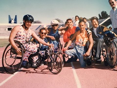 車いすマラソンの選手たちと髙梨さん（左から2人目、髙梨さん提供）