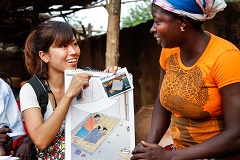 マラリア予防のために蚊帳の使用や修理法、水回りの管理の大切さなどを伝えるブルキナファソの協力隊員（写真提供＝飯塚明夫/JICA）