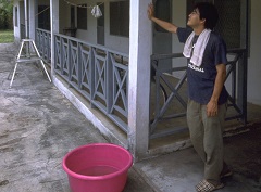 雨水をろ過し、飲み水として使っているガーナの協力隊員(写真提供=今村健志朗/JICA)