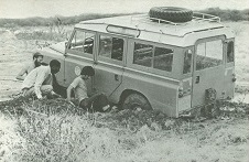 ぬかるみにはまった車を引き上げる金子さんたち。「濁流に車が流されたときは水中に潜って引き上げたことも」（金子さん提供の資料より）