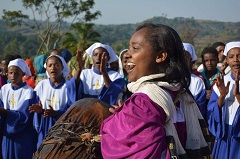 平山さんが住んでいた教会の100周年のお祝いに集まったコミュニティの人たち。聖歌隊の歌や踊りが続いた（平山さん提供）