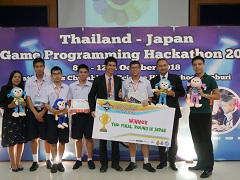 ハッカソン大会タイ予選。日本行きを決めて喜ぶチームメンバーと三並さん（右端）