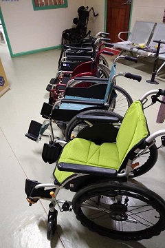 日本から届いた車椅子は5台。各病棟に1つずつ設置し、大いに役立てられている
