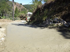ドミニカ共和国の山間部で村民の生活に必須の道路を舗装