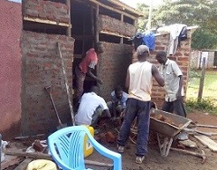 現地の大工による養鶏小屋の建設作業