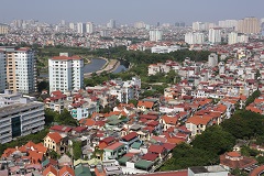 ハノイ市郊外から望む高層ビル群と住宅街（写真提供：高橋智史/JICA）