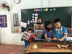 生徒と共にキーボードを弾く篠田さん（右から2人目）（篠田さん提供）