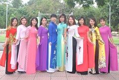 民族衣装のアオザイを着た同僚教師たちと。左から5人目が篠田さん