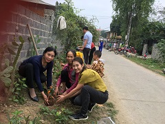 村の人とゴミを拾い、花を植える活動